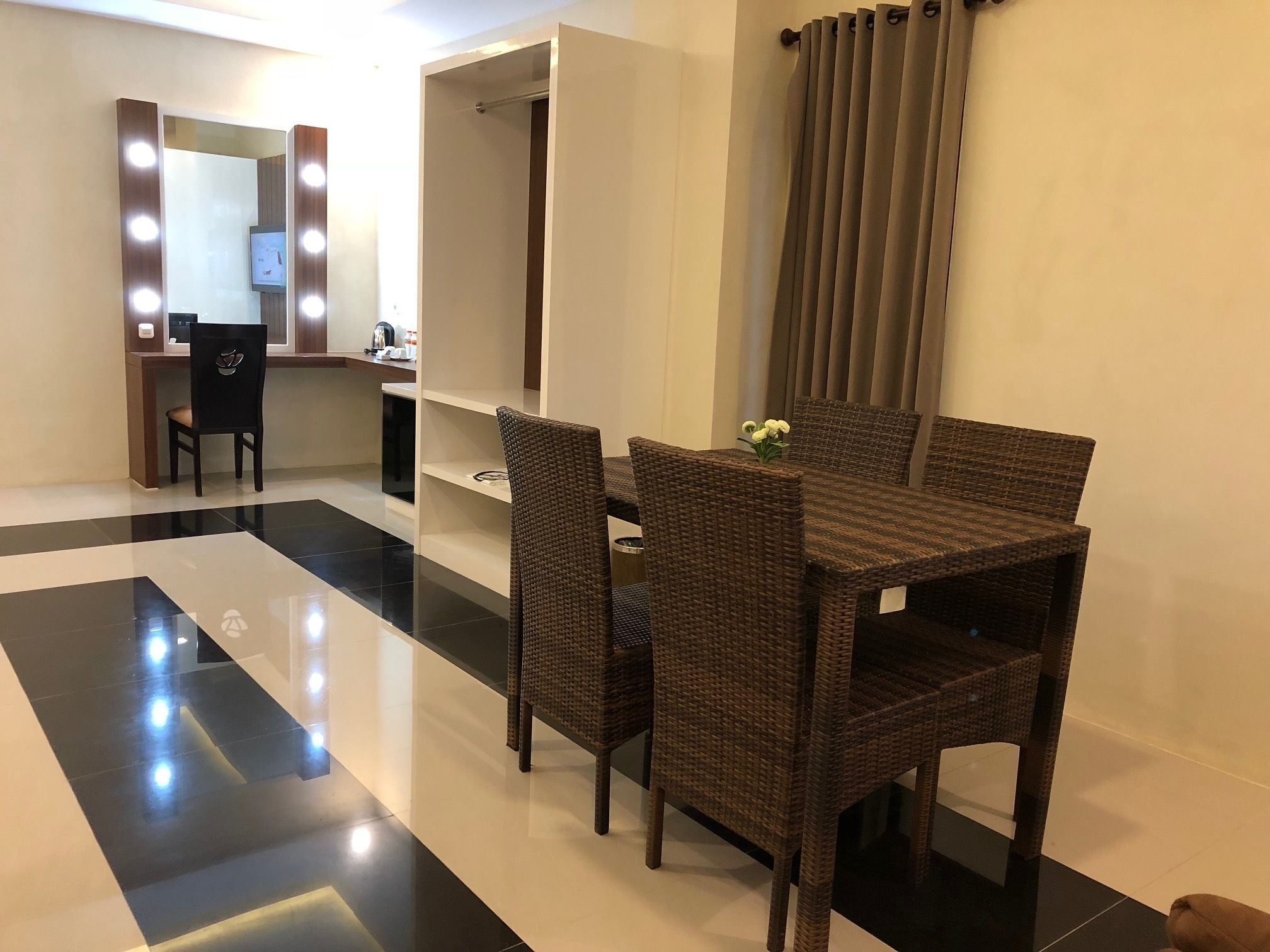 executive room, 1 bedroom, bathtub, garden area | in-room dining