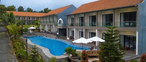 Quarto família, várias camas, para não fumantes, vista para a piscina | 1 quarto, frigobar, escrivaninha, quartos à prova de som