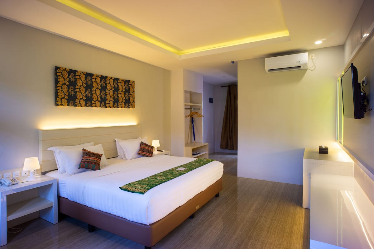 Deluxe kamer, 1 kingsize bed | 1 slaapkamer, een minibar, een bureau, geluiddichte muren