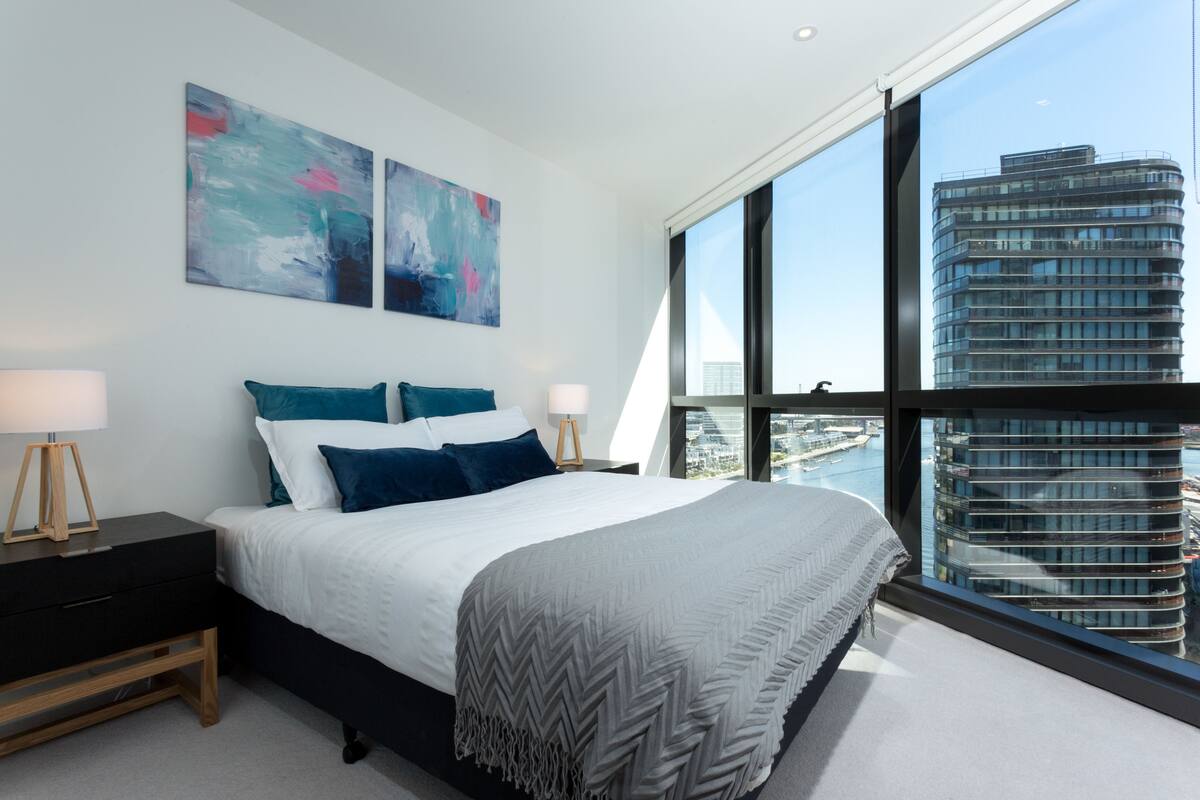 1 bedroom, Egyptian cotton sheets, premium bedding, down comforters