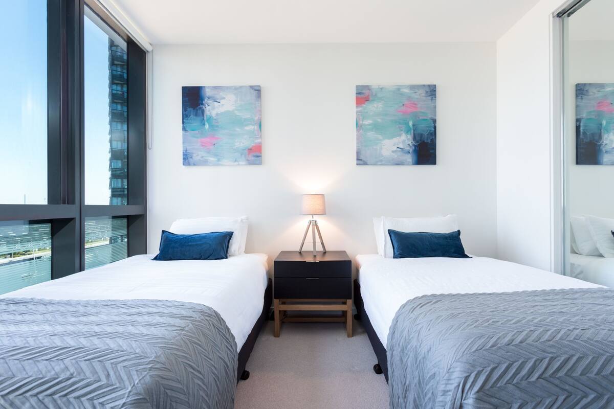1 bedroom, Egyptian cotton sheets, premium bedding, down comforters