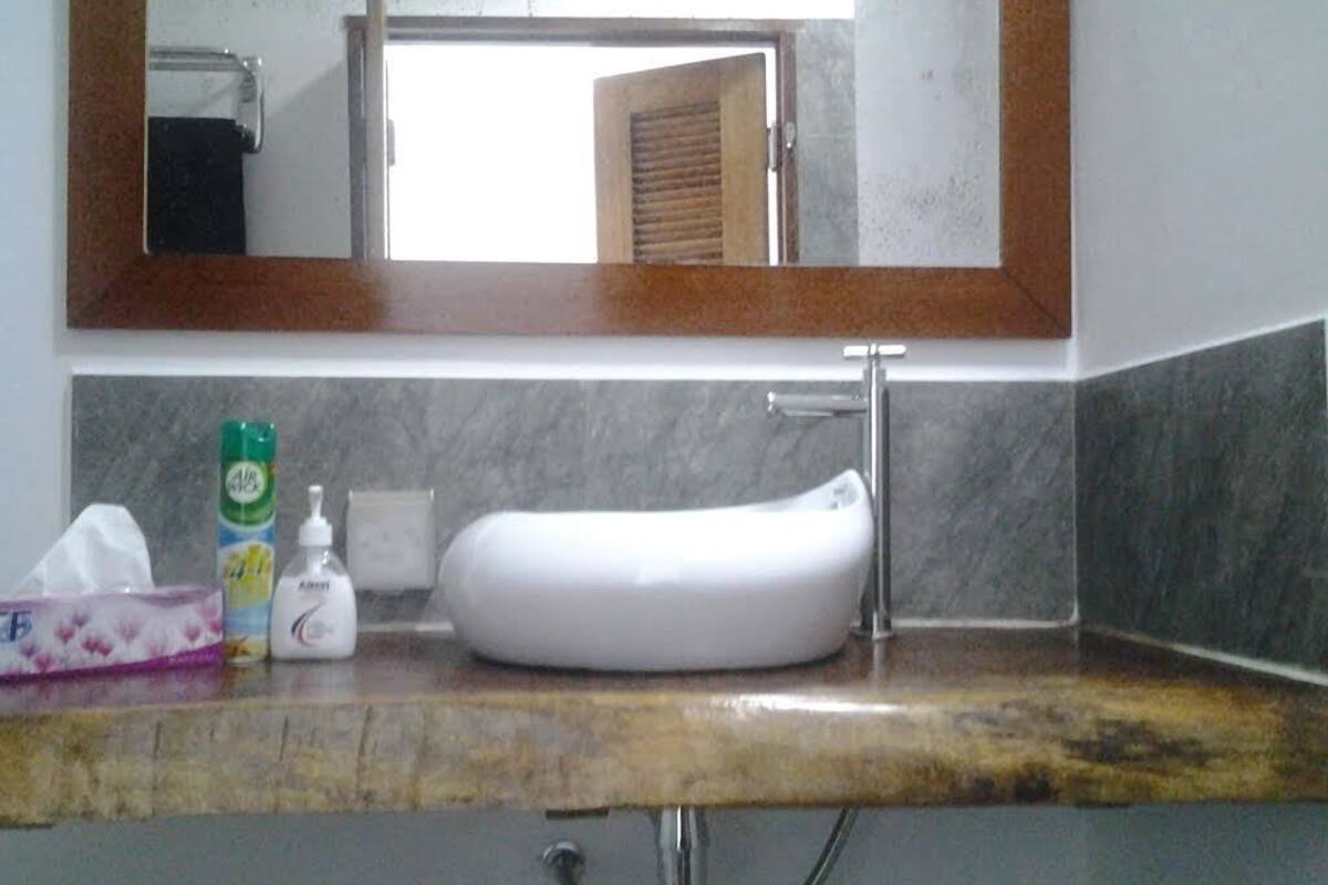 shower, free toiletries, towels