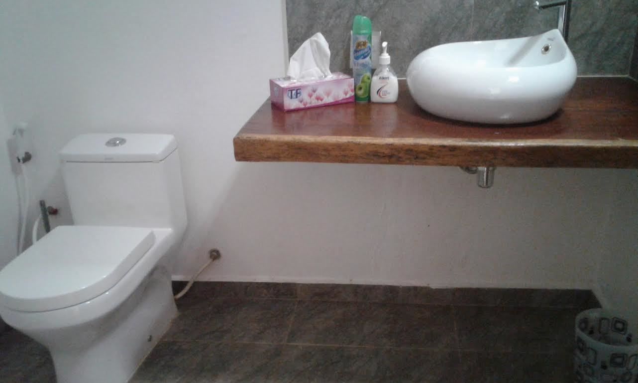 deluxe double room | bathroom | shower, free toiletries, towels