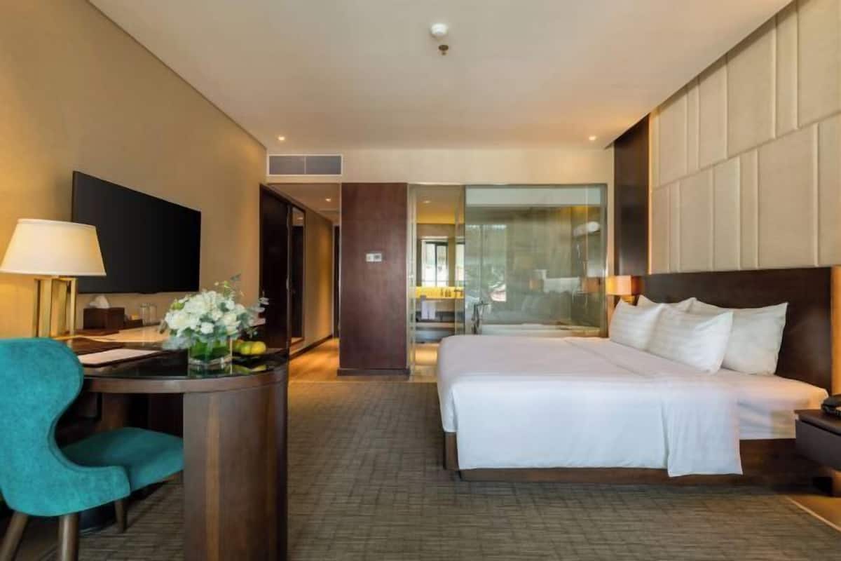 1 quarto, frigobar, cofres nos quartos, escrivaninha