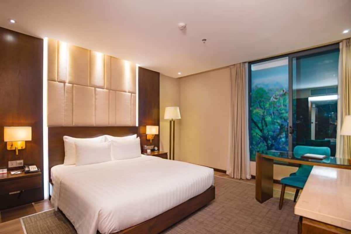 1 quarto, frigobar, cofres nos quartos, escrivaninha