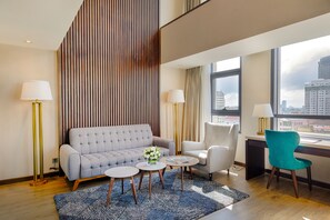 ロフト (with Bathtub) | ミニバー、セーフティボックス (室内)、デスク、遮光カーテン