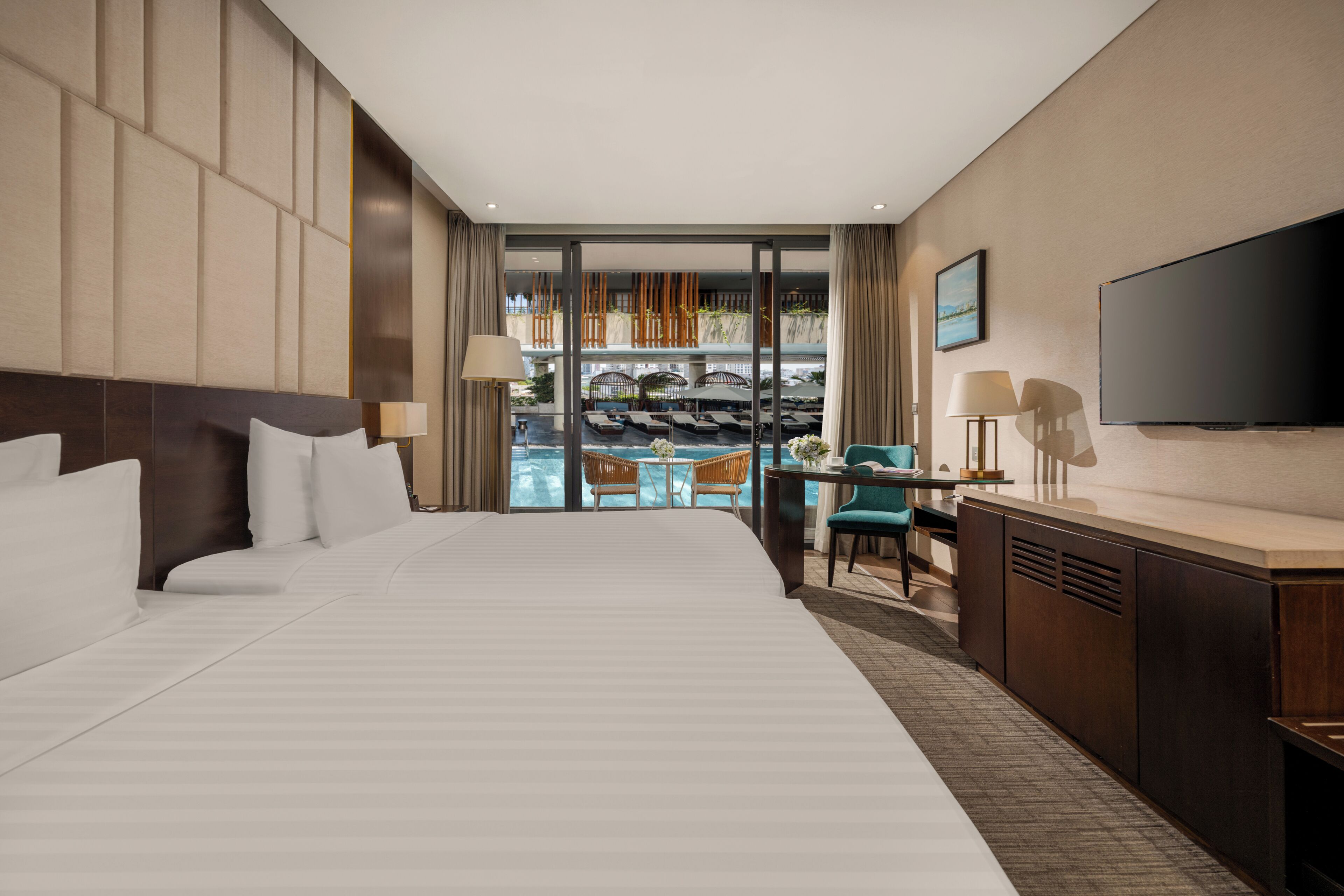 Chambre Deluxe avec lits jumeaux, vue piscine | Vue de la chambre