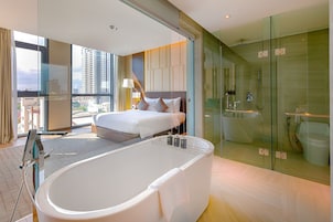 Suite | Bathroom | Free toiletries, hair dryer, bathrobes, slippers