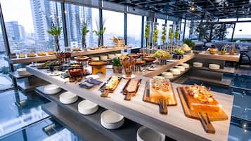 Desayuno buffet (VND 300000 por persona)