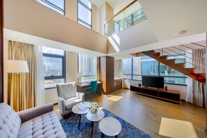 ロフト (with Bathtub) | リビング エリア | 液晶テレビ