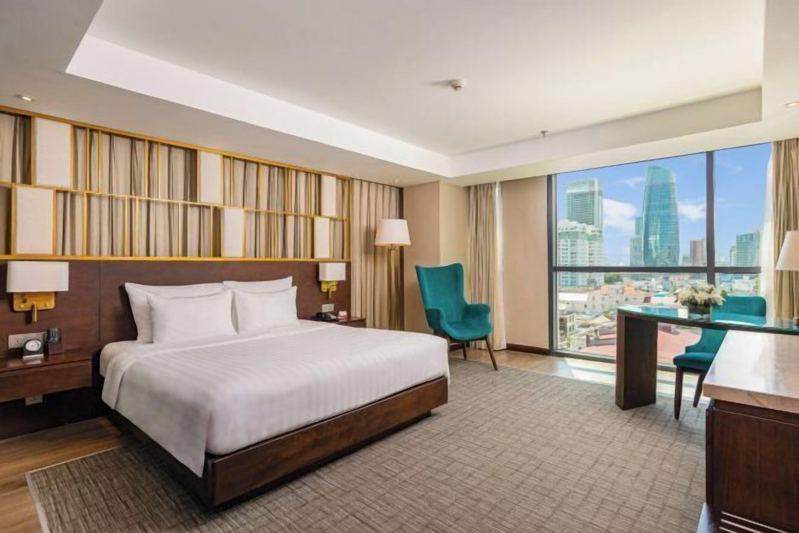 ミニバー、セーフティボックス (室内)、デスク、遮光カーテン