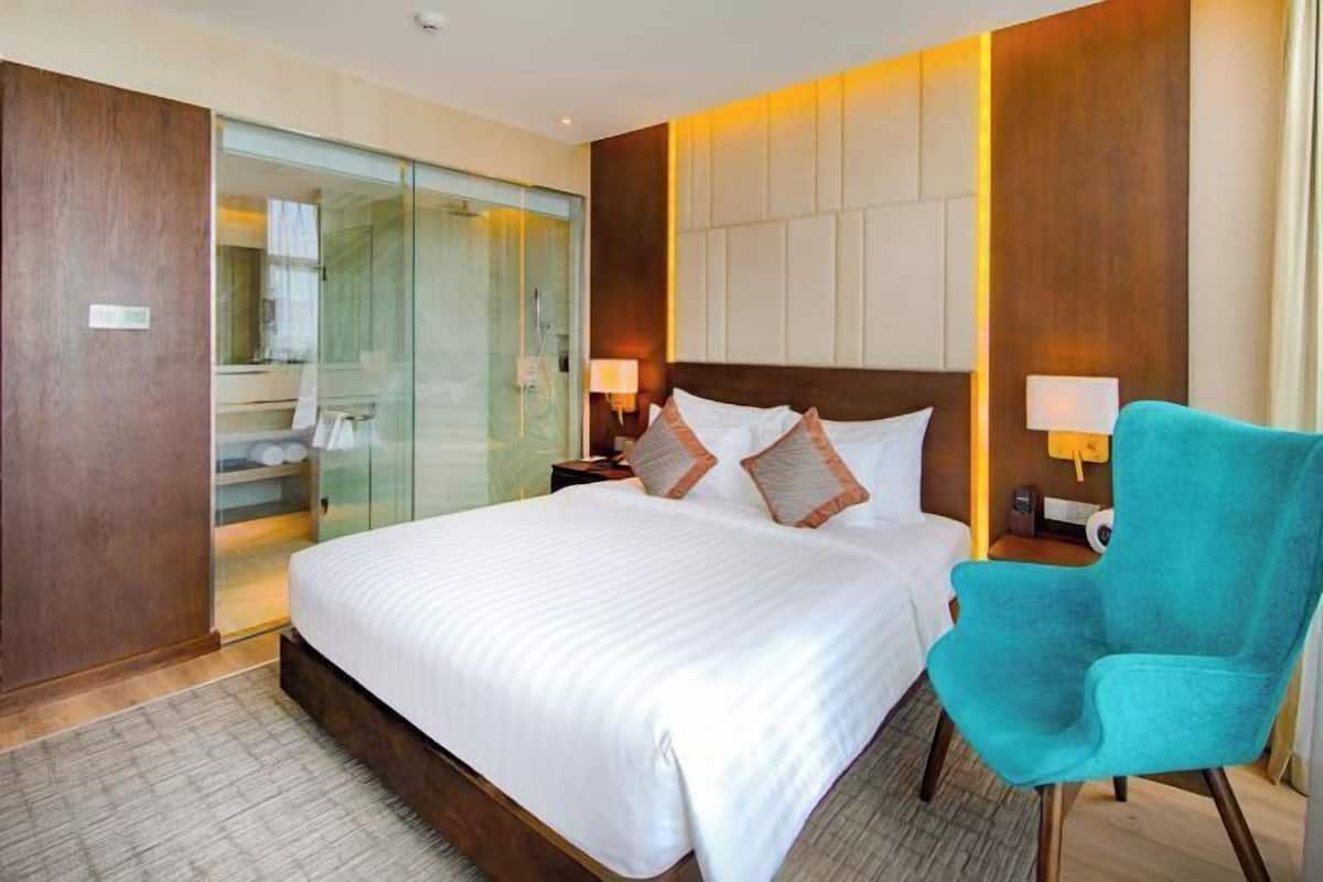 Minibar, in-room safe, desk, blackout drapes