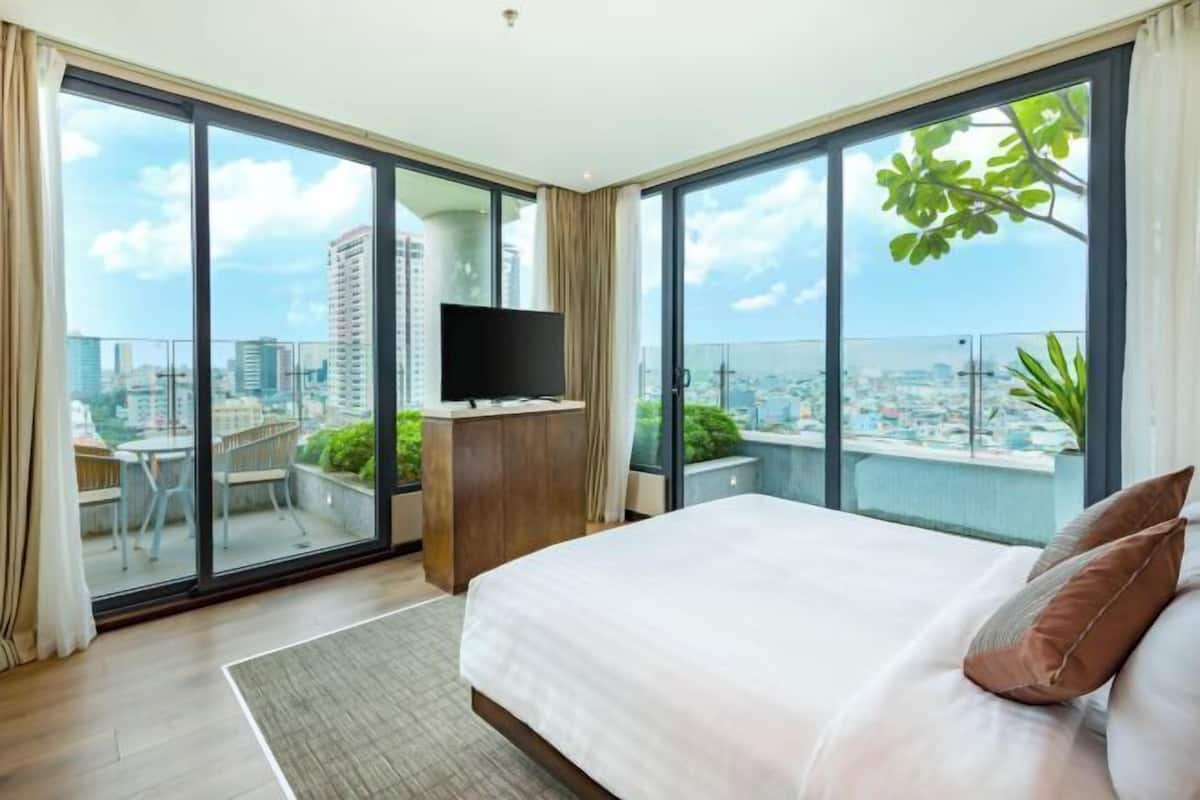 Minibar, in-room safe, desk, blackout drapes