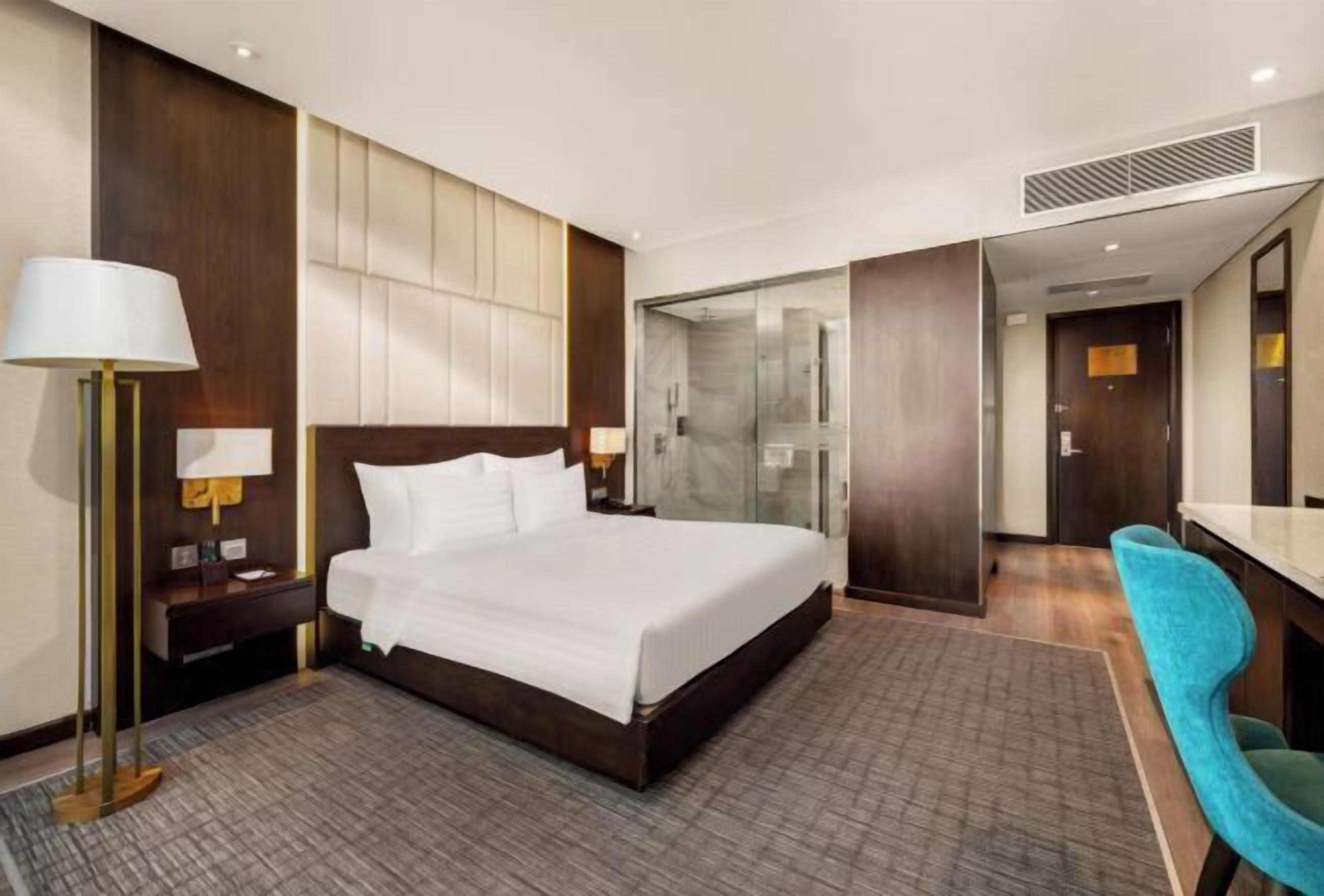 ミニバー、セーフティボックス (室内)、デスク、遮光カーテン