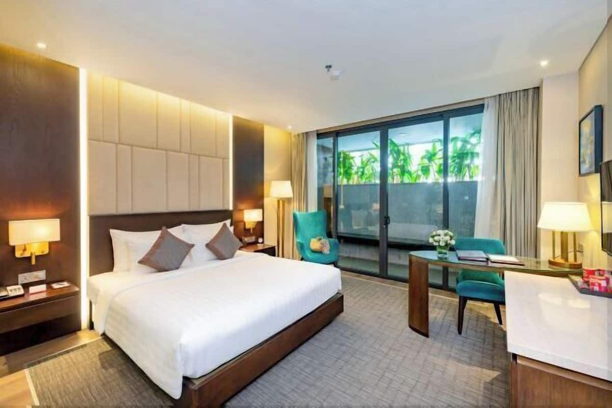 Minibar, in-room safe, desk, blackout drapes