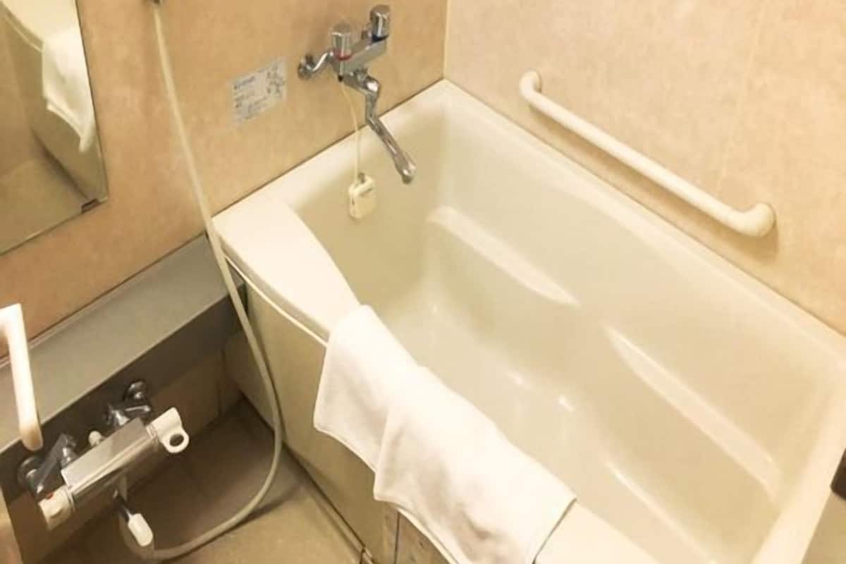 Badezimmer | Duschwanne, Haartrockner, Bademäntel, Hausschuhe