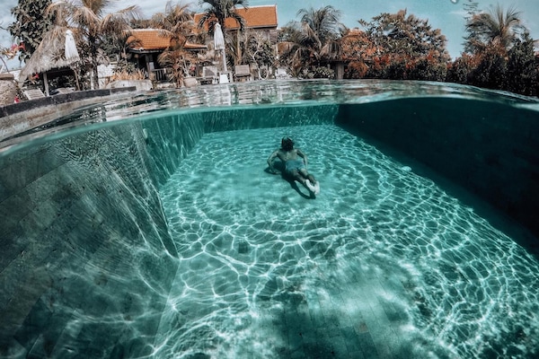 Kolam renang outdoor, dengan kursi berjemur