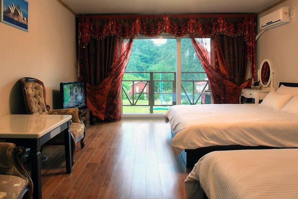 Premium bedding, desk, soundproofing, free WiFi