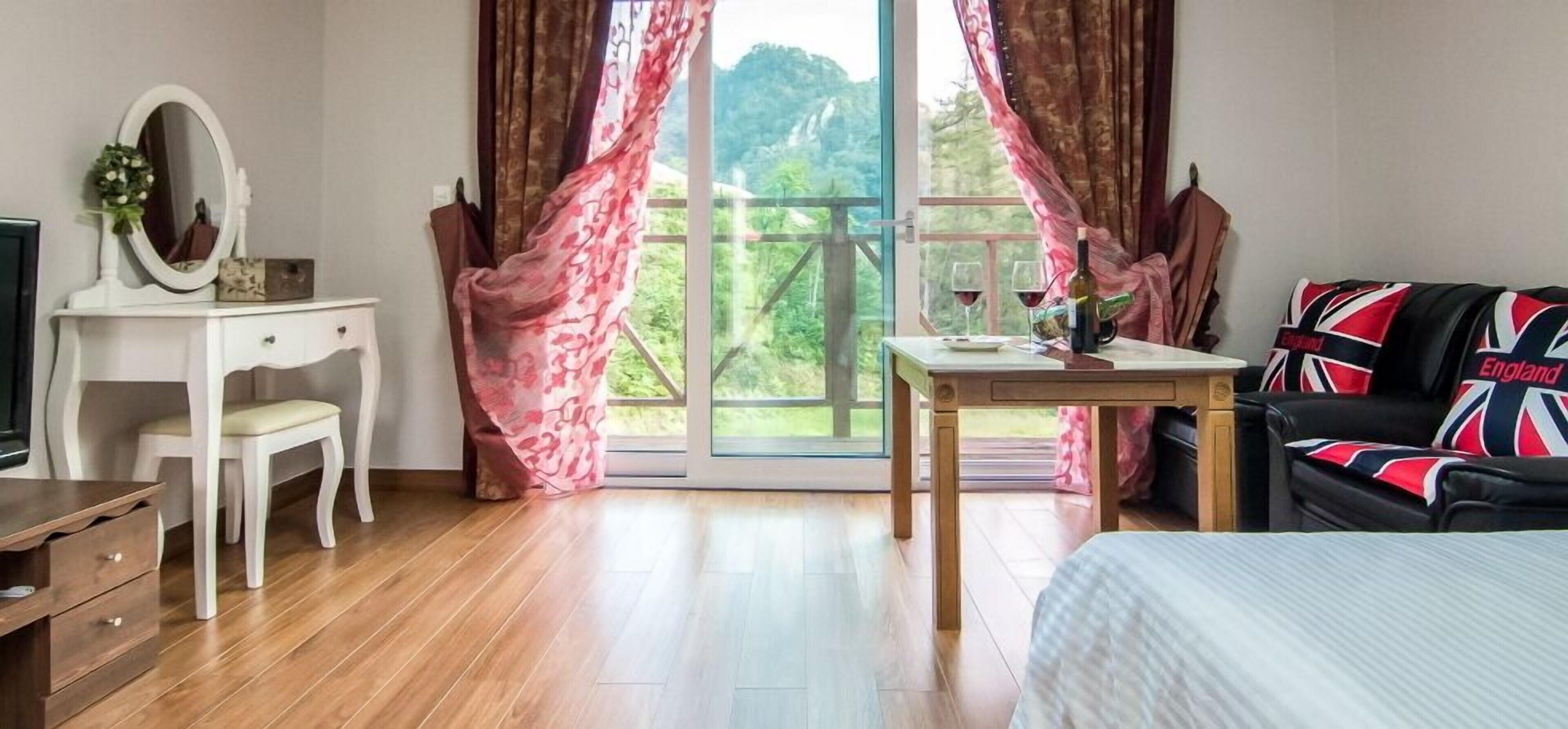 Ropa de cama de alta calidad, escritorio y sistema de insonorización 