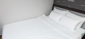Ropa de cama de alta calidad, escritorio y sistema de insonorización 