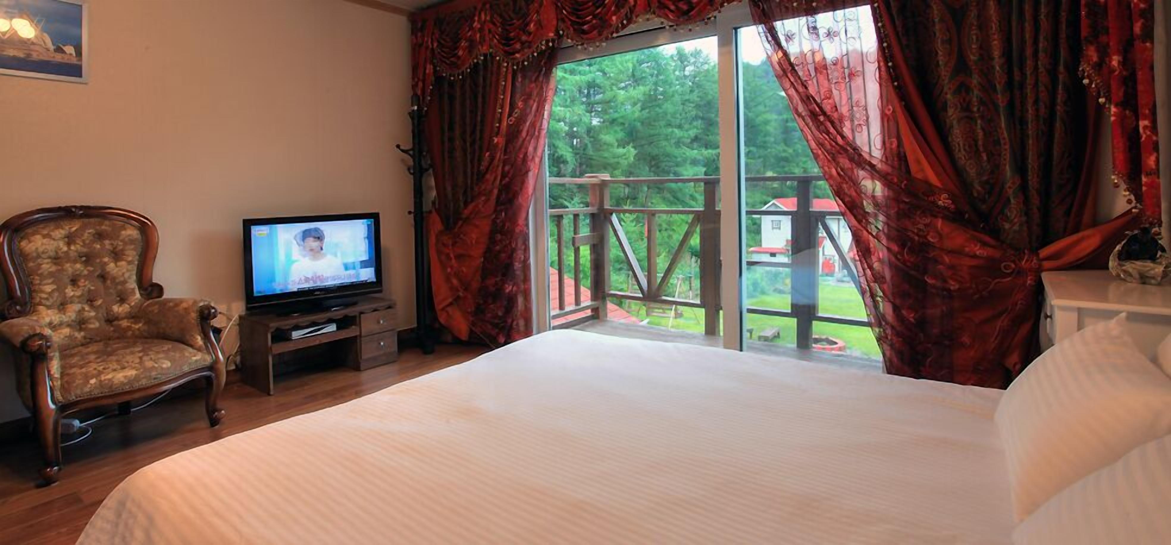 Premium bedding, desk, soundproofing, free WiFi