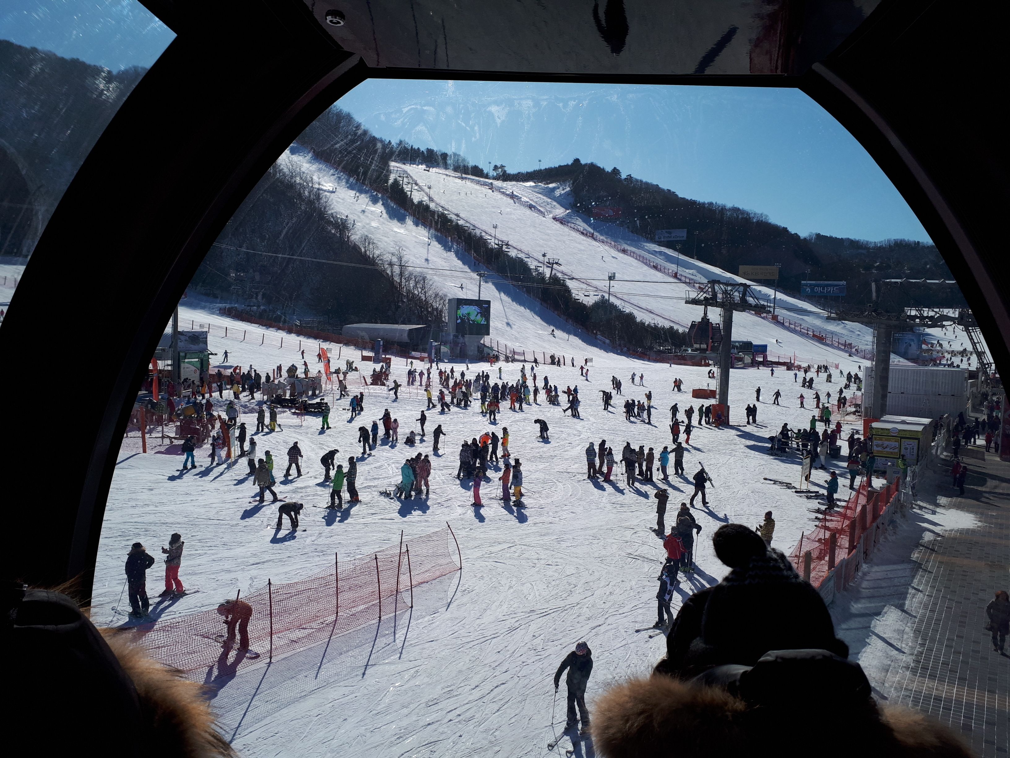 Ein Skigebiet mit vielen Skifahrern und Snowboardern auf den Pisten.