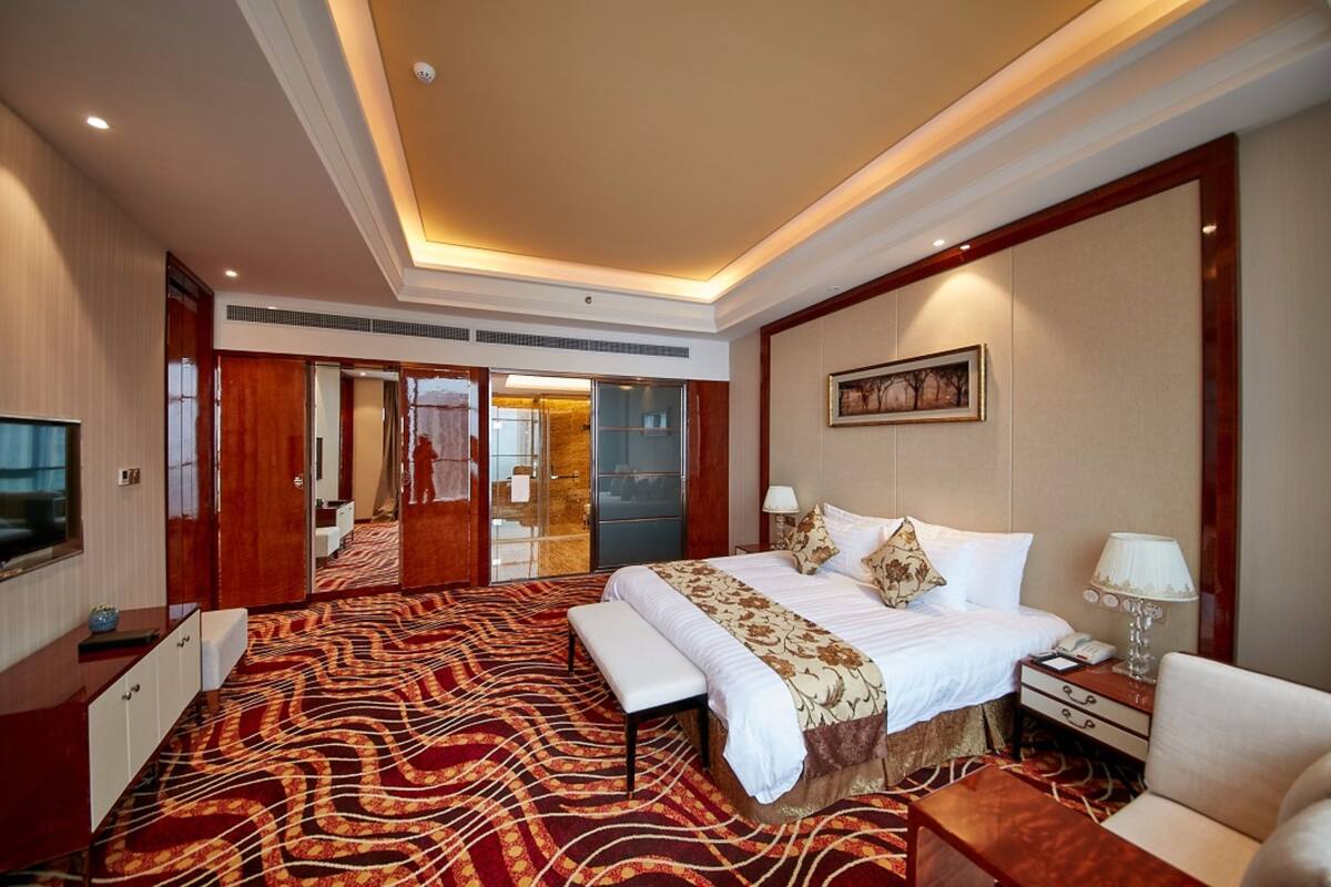 Executive Suite | Minibar, in-room safe, desk, blackout drapes