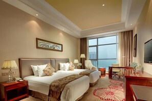 Minibar, in-room safe, desk, blackout curtains - Victory New Century Hotel (Wenzhou)