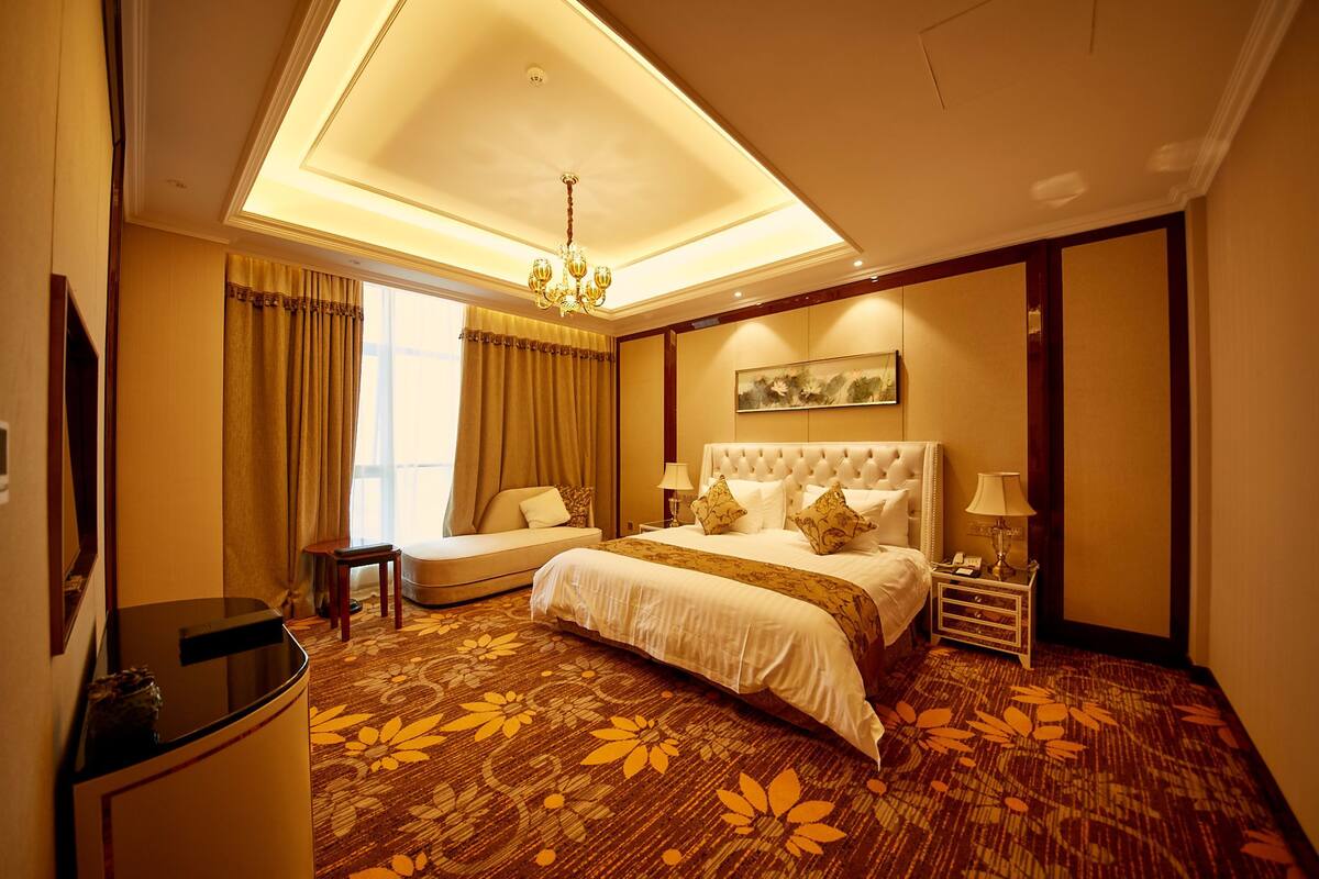 Deluxe Suite | Minibar, in-room safe, desk, blackout drapes