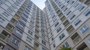 Un edificio alto con varios balcones y ventanas.
