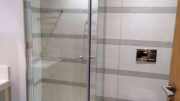 Kamar Triple Bisnis | Kamar mandi | Handuk