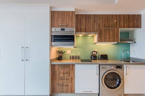 Business Triple Room | Private kitchen | Full-sized fridge, microwave, oven, stovetop