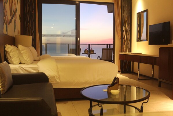 Sunrising Seaview Room | Minibar, in-room safe, desk, blackout drapes