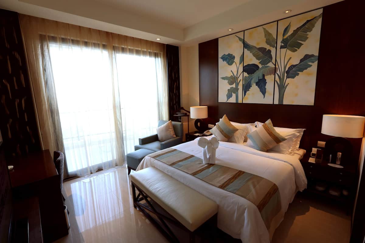 Holliyard Seaview Suite | Minibar, in-room safe, desk, blackout drapes