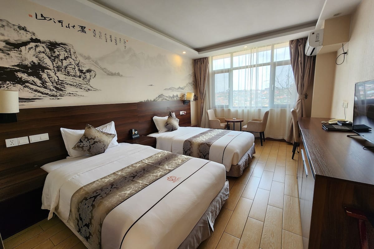 deluxe twin room | 1 bedroom, minibar, in-room safe, desk