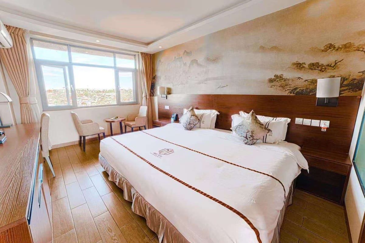 Deluxe Room, 1 King Bed | 1 bedroom, minibar, in-room safe, desk
