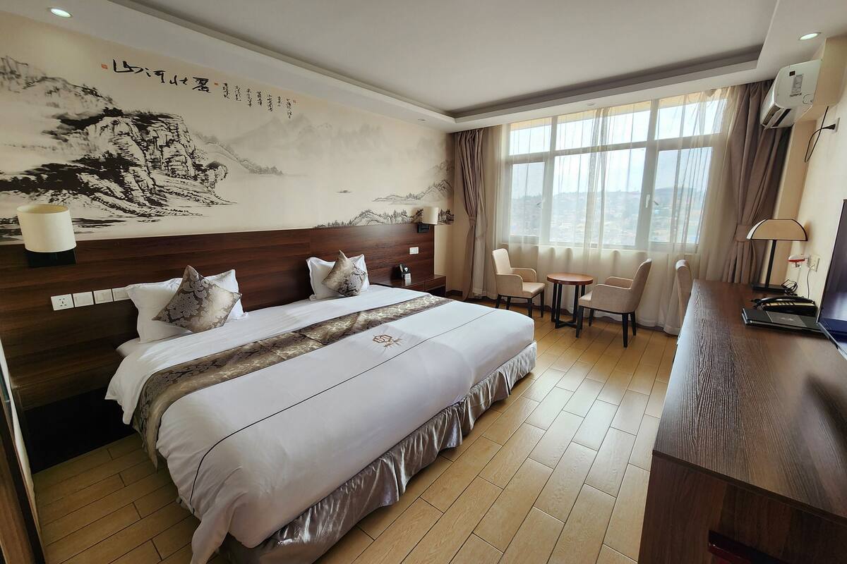 deluxe room, 1 king bed | 1 bedroom, minibar, in-room safe, desk