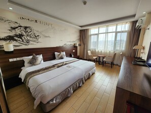 Deluxe-huone, 1 suuri parisänky | 1 makuuhuone, minibaari, tallelokero huoneessa, työpöytä