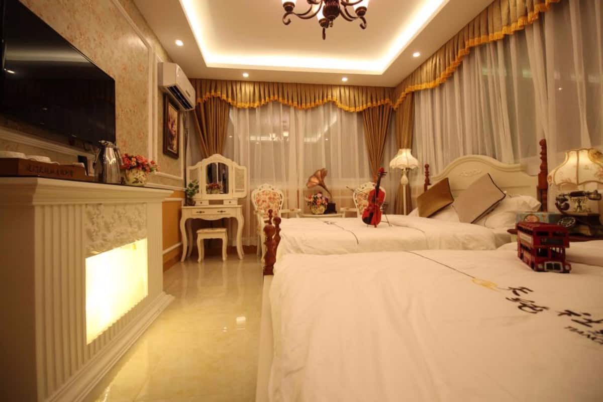 Comfort Family Room-Chinese Only | Desk, blackout curtains, free WiFi