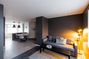 Loftsleilighet – deluxe, 2 soverom, balkong, byutsikt | Oppholdsområde | En 20-tommers Flatskjerm-TV med digitale kanaler samt TV og Netflix