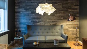 Leilighet – superior, 2 soverom | Oppholdsområde | En 20-tommers Flatskjerm-TV med digitale kanaler samt TV og Netflix