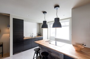 Íbúð - 3 svefnherbergi | Einkaeldhús | Ísskápur í fullri stærð, örbylgjuofn, bakarofn, eldavélarhellur