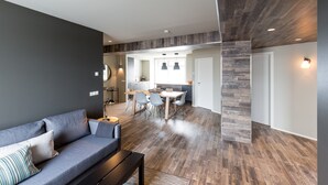 Leilighet, 3 soverom | Oppholdsområde | En 20-tommers Flatskjerm-TV med digitale kanaler samt TV og Netflix