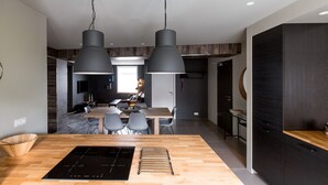 Leilighet, 3 soverom | Eget kjøkken | Kaffetrakter/tekoker, kjøleskap, mikrobølgeovn og ovn