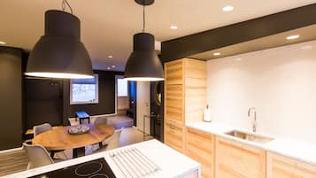 Attico Deluxe, 2 camere da letto, balcone, vista città | Cucina privata | Frigorifero con congelatore, microonde, forno, piano cottura