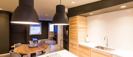 Penthouse Deluxe - 2 sovrum - balkong - utsikt mot staden | Eget kök | Stort kylskÄp, mikrovÄgsugn, ugn och spishÀll