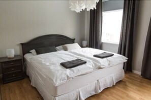 Leilighet – superior, 2 soverom | Skrivebord, barnesenger (inkludert) og sengetøy