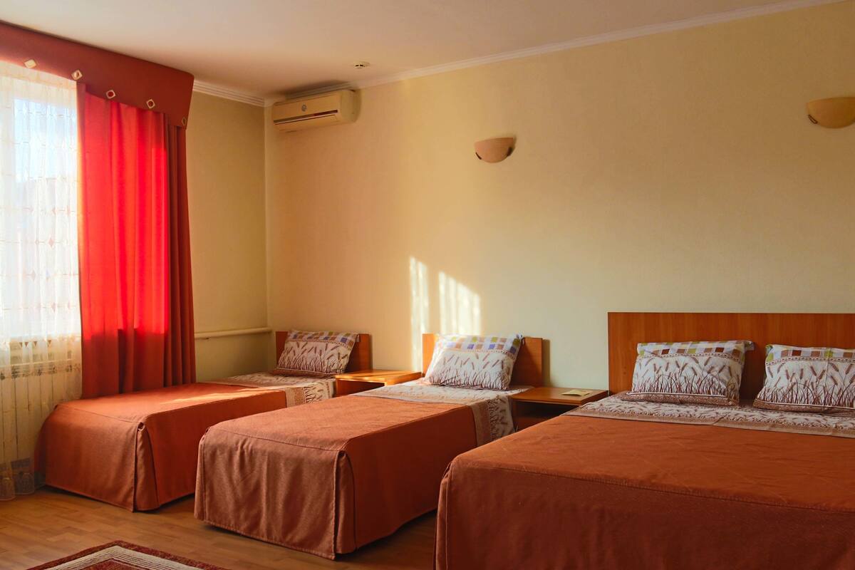 ห้องคอมฟอร์ทสำหรับสี่ท่าน | โต๊ะทำงาน, ห้องเก็บเสียง, เตารีด/โต๊ะรีดผ้า, Wi-Fi ฟรี