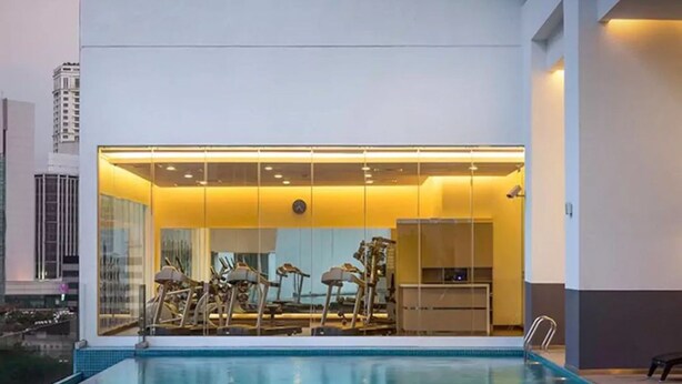 Ein Hallenbad mit Trainingsgeräten und einer Glaskonstruktion.