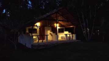 Voorkant accommodatie - avond/nacht